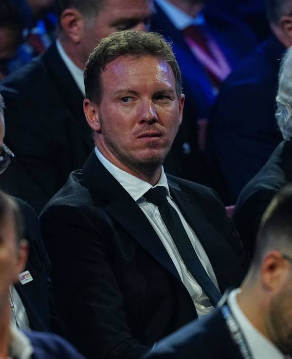 Blick ins Publikum bei der WM-Auslosung: Julian Nagelsmann zwischen Andreas Rettig und Rudi Völler.