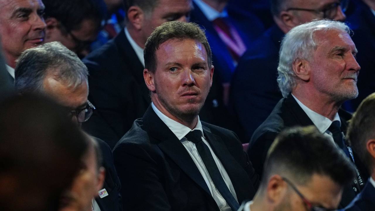 Blick ins Publikum bei der WM-Auslosung: Julian Nagelsmann zwischen Andreas Rettig und Rudi Völler.