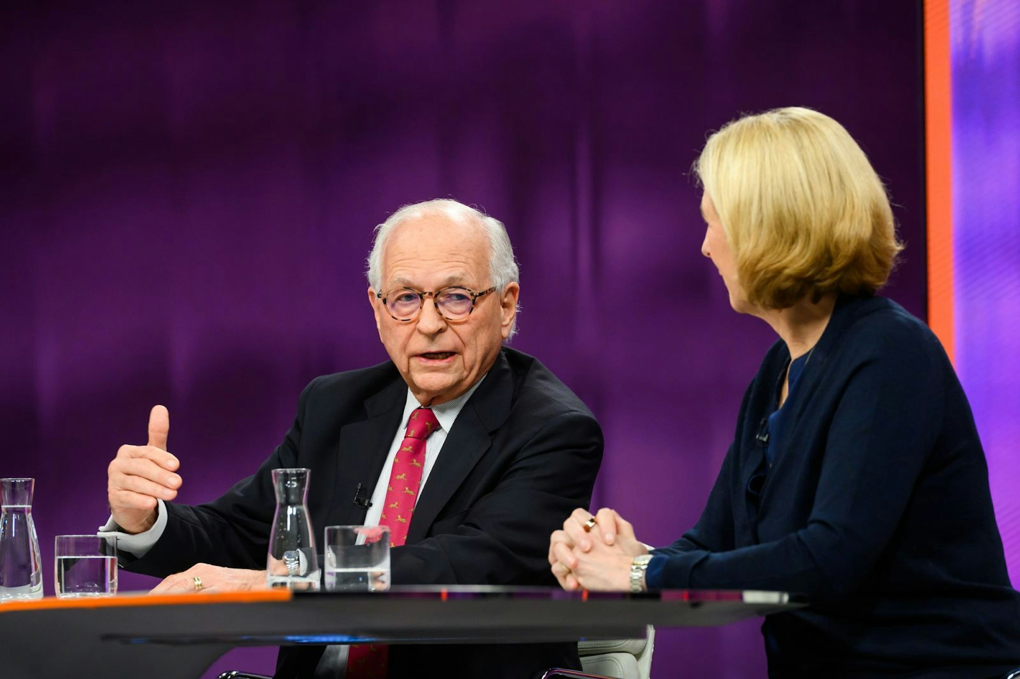 Wolfgang Ischinger von der Münchner Sicherheitskonferenz fordert ein entschlossenes Vorgehen der EU bei den eingefrorenen Geldern aus Russland und der gemeinsamen Verteidigung: „Das würde auch bei diesen Knaben und Mädels in Washington, übrigens auch in Moskau, Eindruck machen.“ (Bild: ZDF/Jule Roehr )