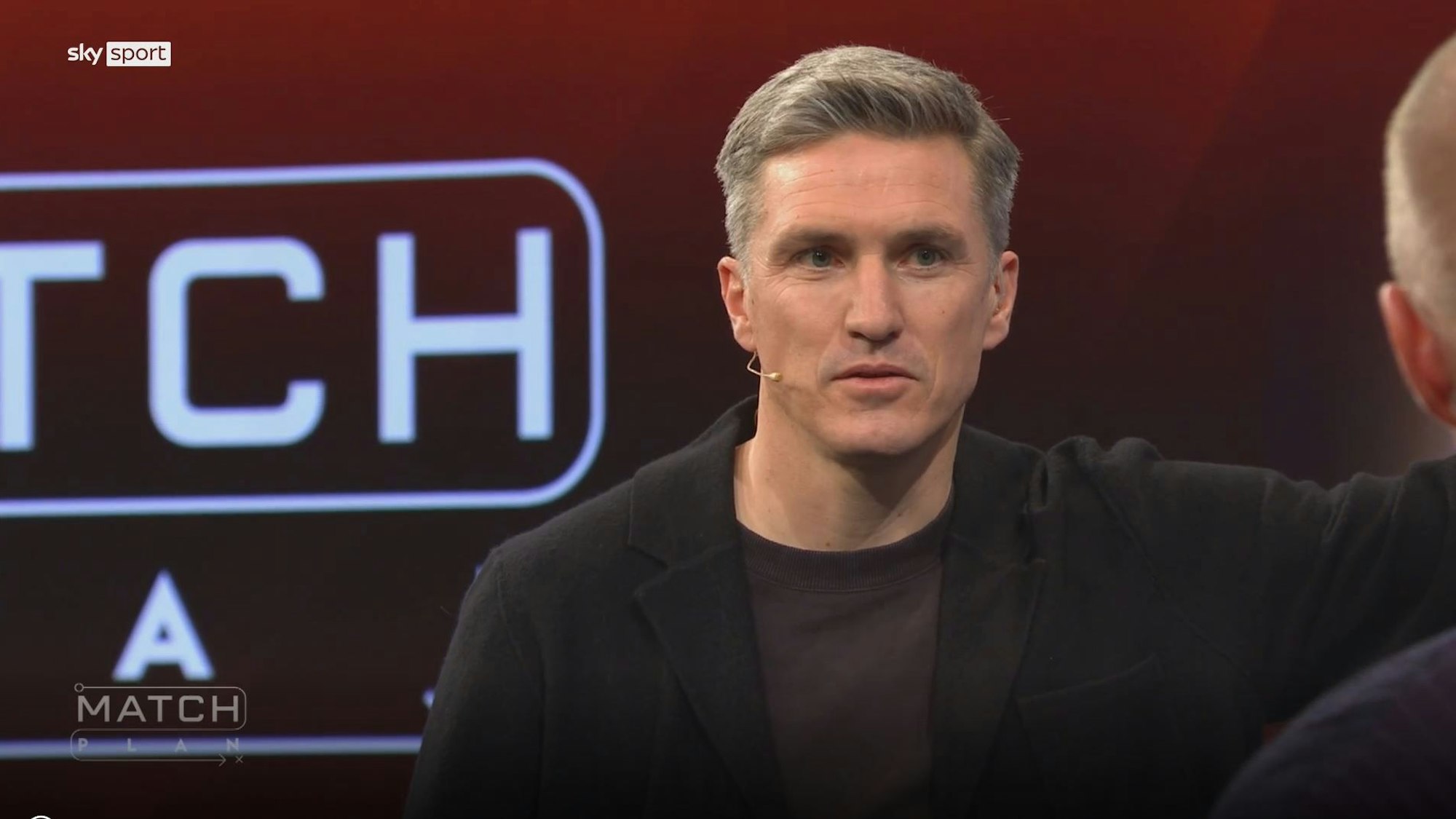 Tobias Schweinsteiger spricht bei Sky im Fernsehen.