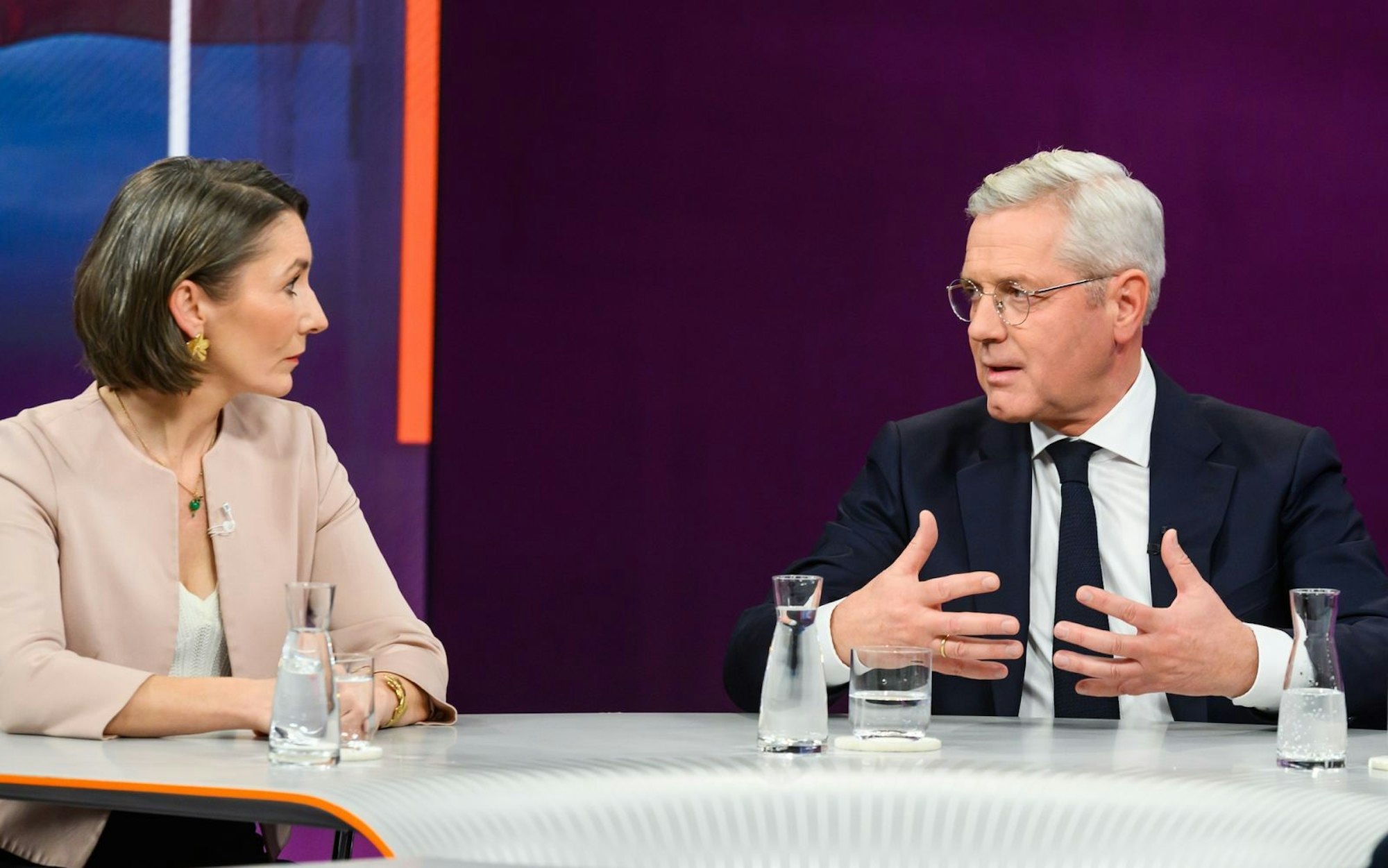 „Die USA stehen jetzt zum ersten Mal seit 80 Jahren nicht mehr an unserer Seite. Sie haben sich verbunden mit Russland“, stellte CDU-Politiker Norbert Röttgen bei „Maybrit Illner“ fest. (Bild: ZDF/Jule Roehr )