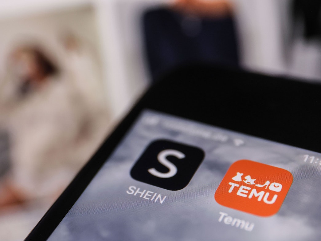 Die Apps der Internethändler Temu und Shein sind auf dem Display eines Smartphones zu sehen.