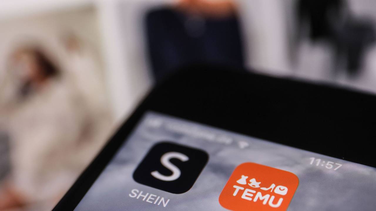 Die Apps der Internethändler Temu und Shein sind auf dem Display eines Smartphones zu sehen.