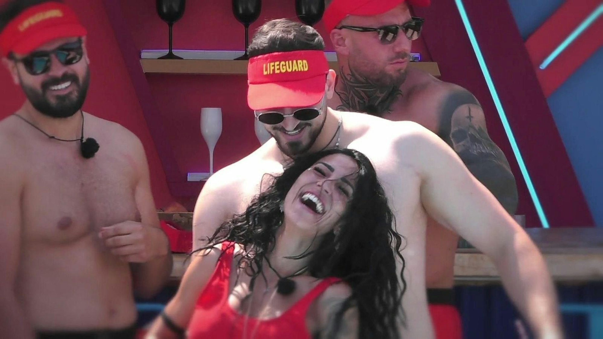 Noch tanzt sie ausgelassen mit ihm - dann wählt Elena Marvin aus der Show: „Ich bin mir sicher, dass er vergeben ist.“ (Bild: RTL)