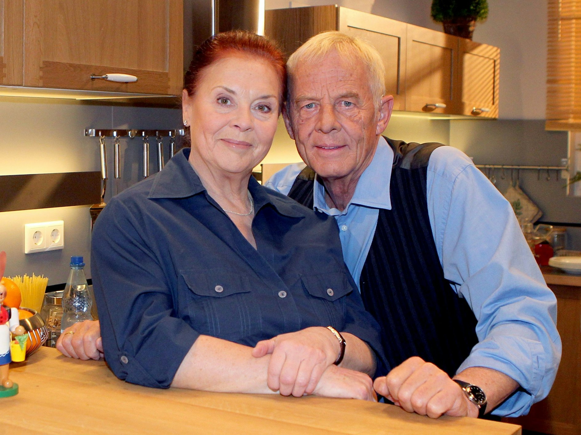 Ein Mann und eine Frau sitzen an einem Tisch.