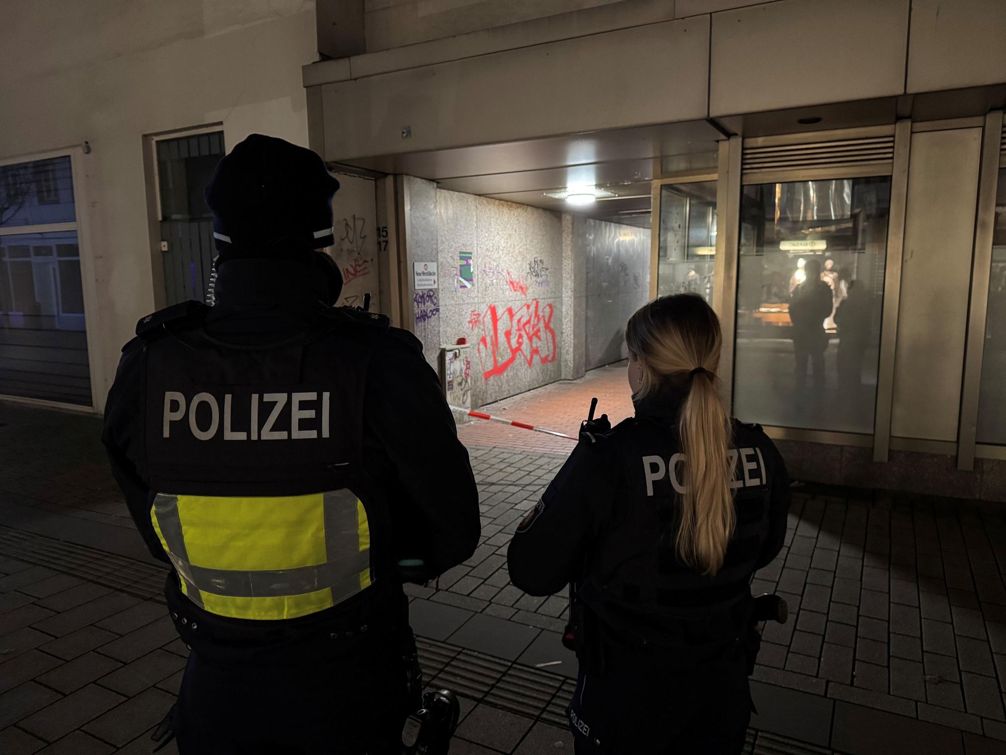 Ein 16-Jähriger ist im ostwestfälischen Herford bei einem Messerangriff am Donnerstagabend (11. Dezember) lebensgefährlich verletzt worden.