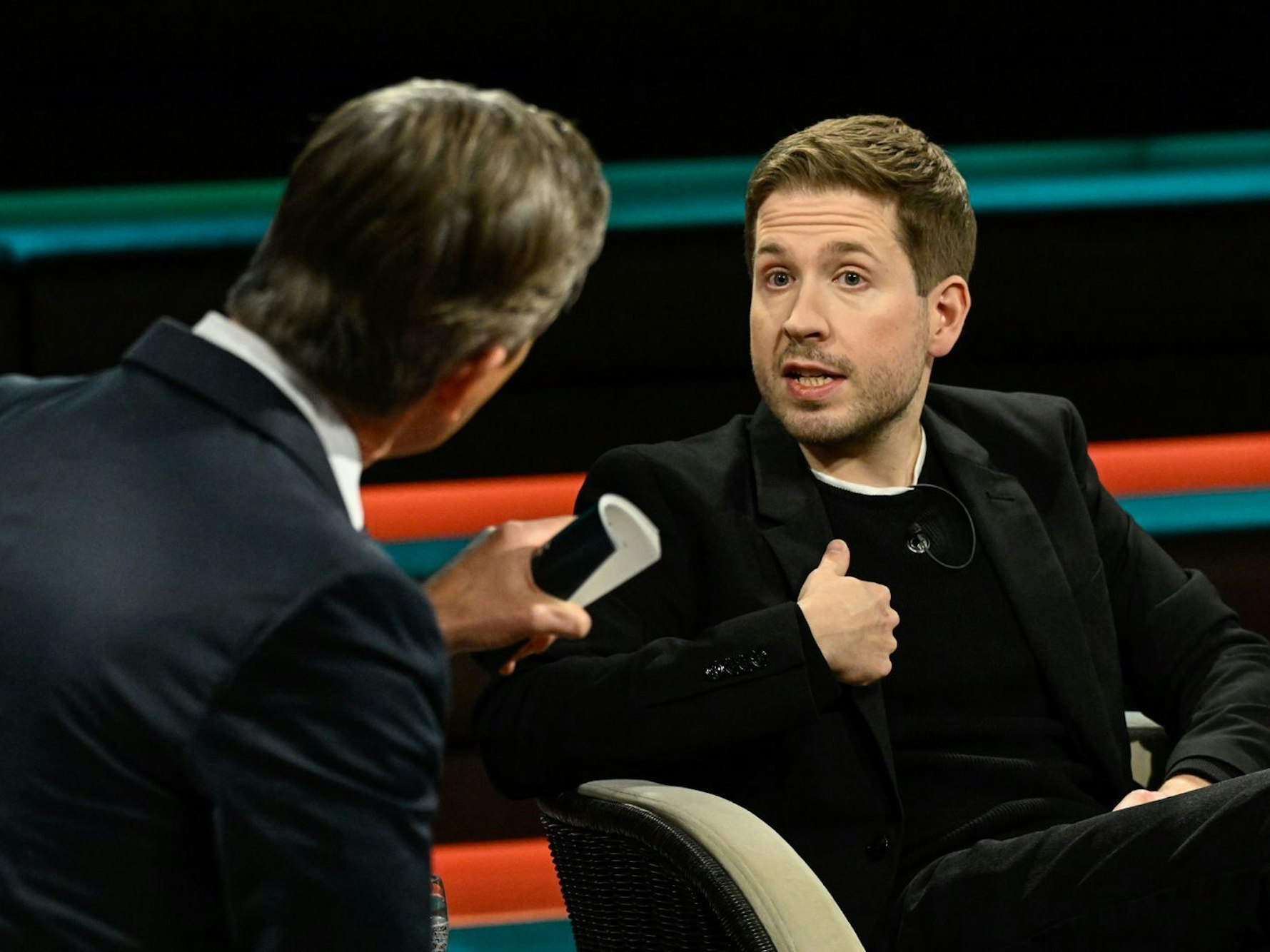 Im Gespräch mit Markus Lanz hatte Kevin Kühnert überraschend lobende Worte für CSU-Chef Markus Söder übrig. (Bild: ZDF / Markus Hertrich)