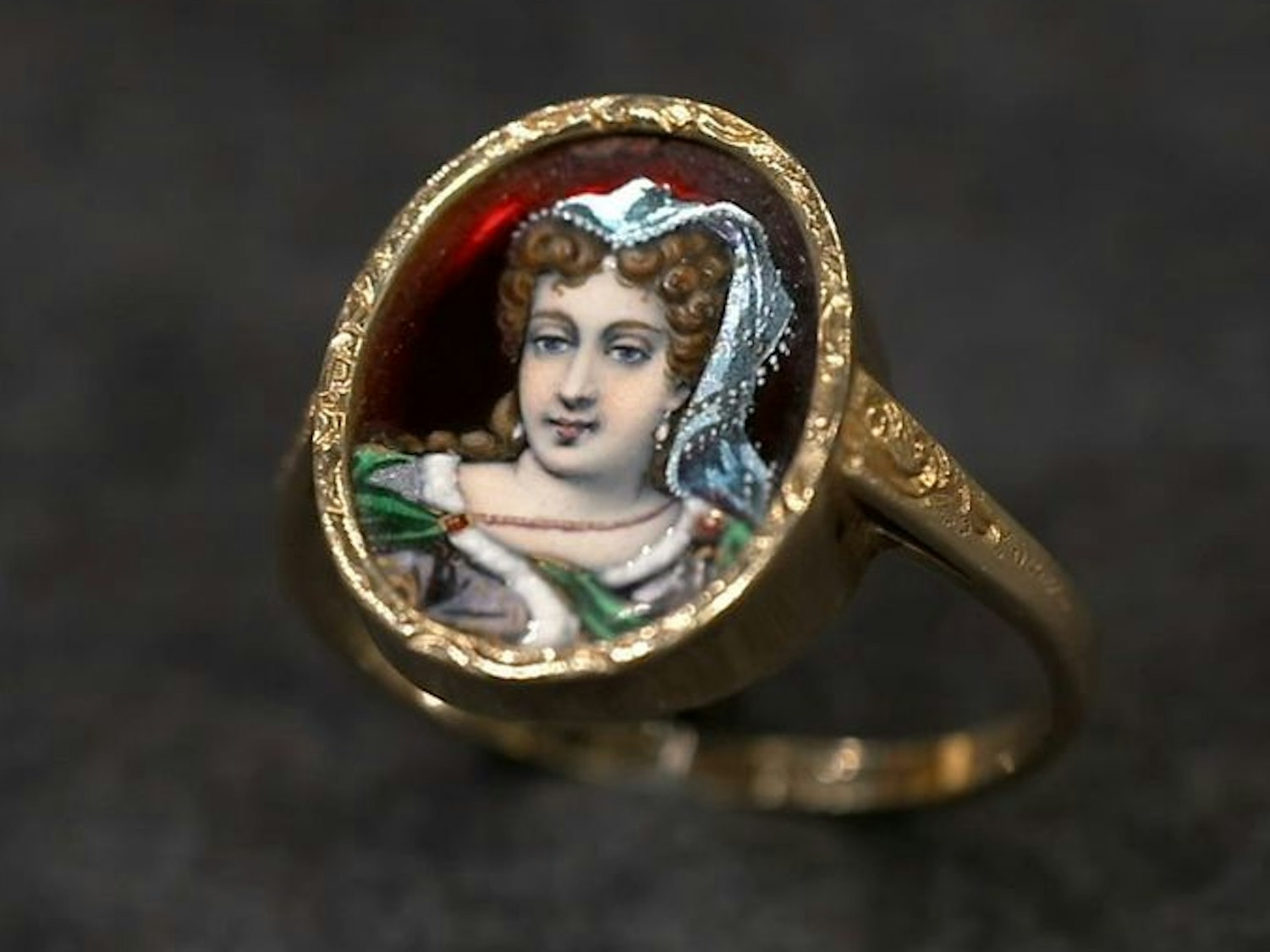 Das Objekt der Begierde: ein goldener Ring mit Emaille-Malerei. Den Wunschpreis von 250 Euro toppte der Experte mit einem Schätzpreis von 450 Euro: „Jetzt haben wir kein historisch bedeutendes Stück. Aber wir haben eine Antiquität.“
(Bild: ZDF)