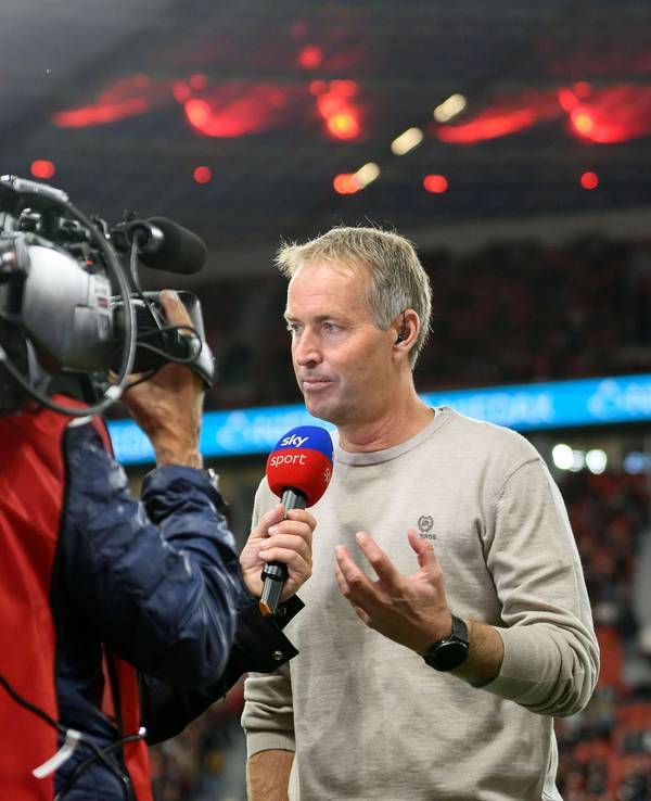 Kasper Hjulmand spricht bei einem TV-Interview mit Sky.