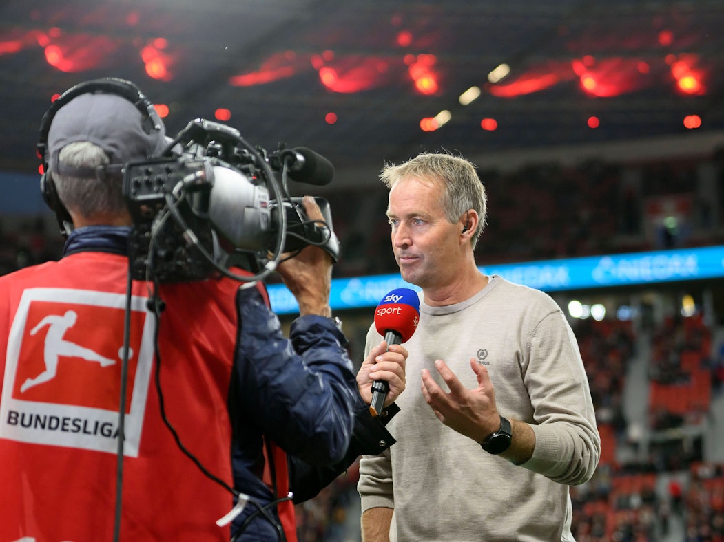 Kasper Hjulmand spricht bei einem TV-Interview mit Sky.