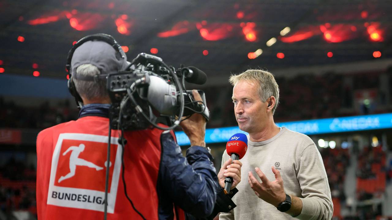 Kasper Hjulmand spricht bei einem TV-Interview mit Sky.