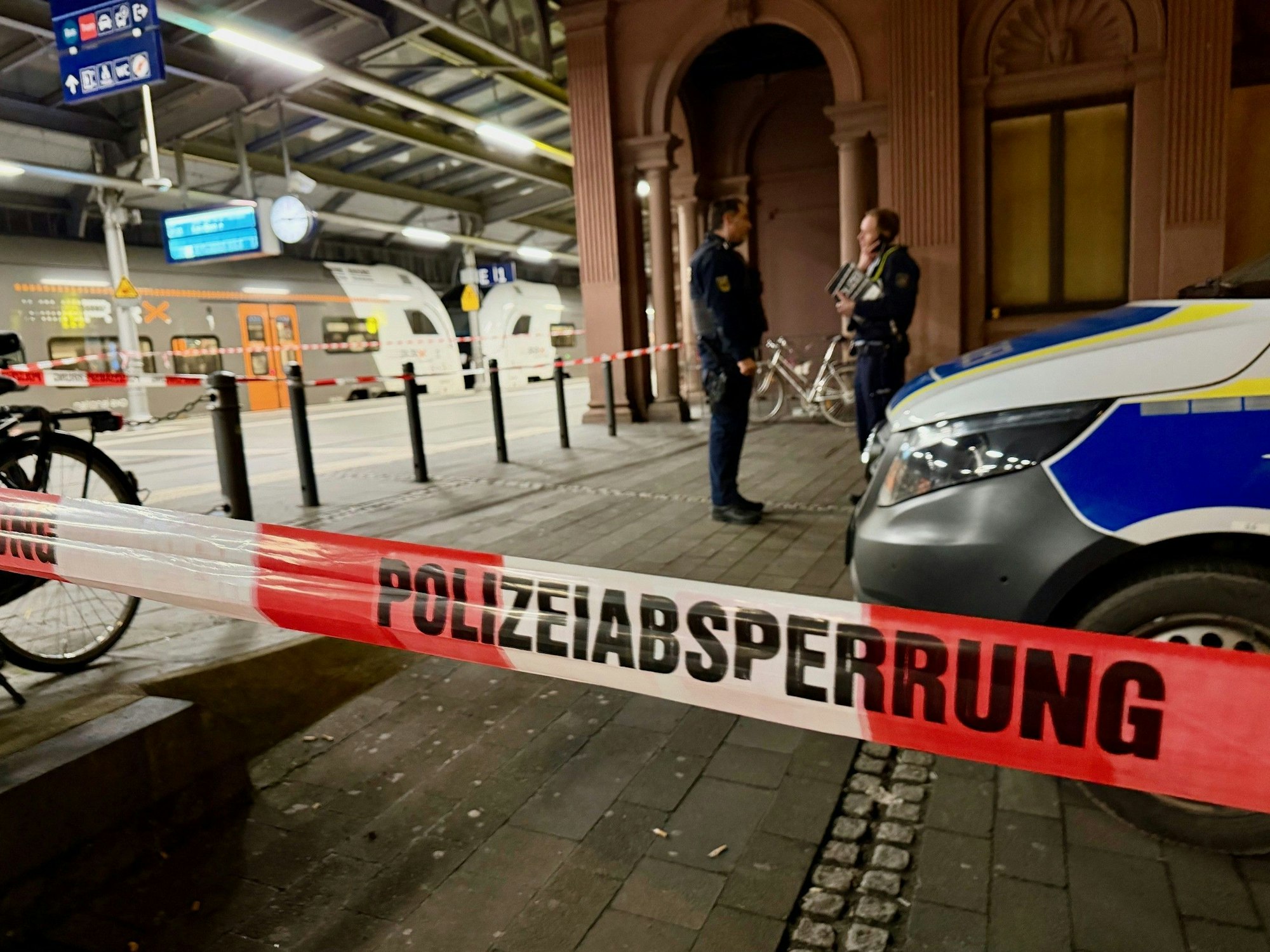Der Fund zweier vermeintlich herrenloser Gepäckstücke löste am Bonner Hauptbahnhof einen Großeinsatz der Polizei ausgelöst.