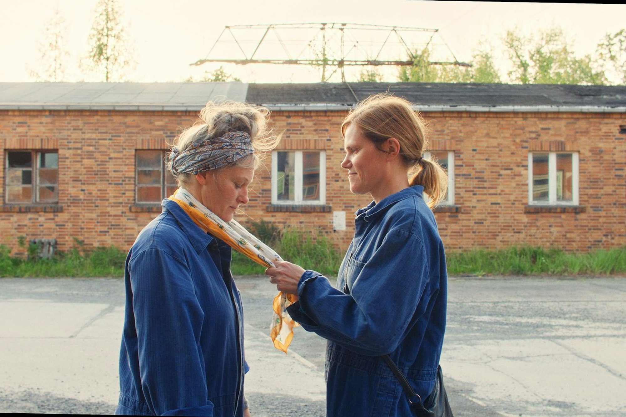 Wilma (Fritzi Haberlandt, rechts, mit Xenia Snagowski) hat viel Gutes erlebt und auch viel gelernt in ihrer Lausitzer Heimat, braucht in „Wilma will mehr“ aber trotzdem dringend einen Tapetenwechsel. (Bild: Neue Visionen Filmverleih )