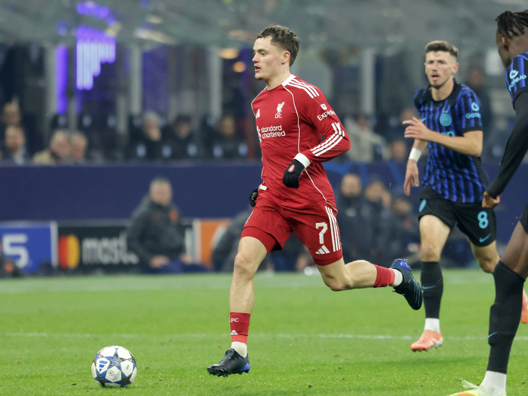 Florian Wirtz mit Ball in Aktion.