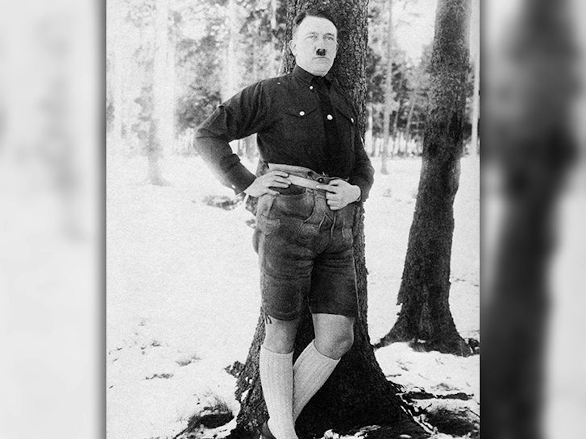 Adolf Hitler in Lederhosen. Die Aufnahmen machte sein persönlicher Fotograf Heinrich Hoffmann Ende der 1920er-Jahre.