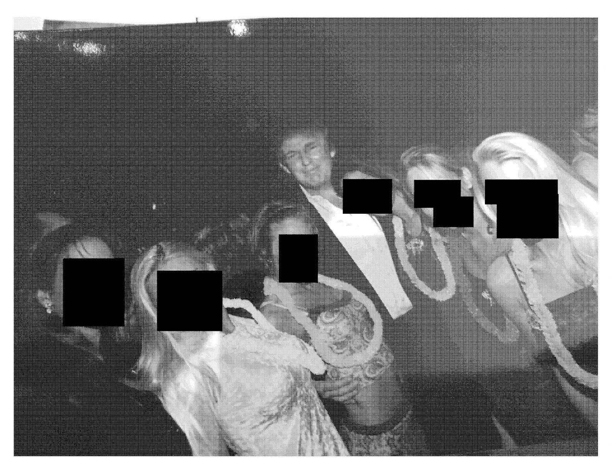 US-Präsident Trump steht grinsend zwischen jungen Frauen.