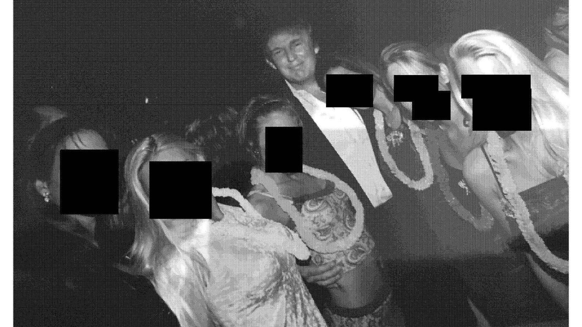 US-Präsident Trump steht grinsend zwischen jungen Frauen.