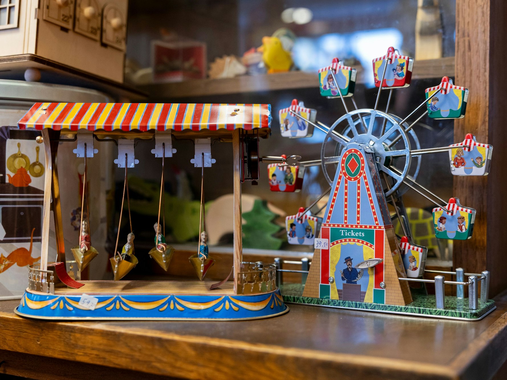 Klassisches Blechspielzeug gehört zum Sortiment.