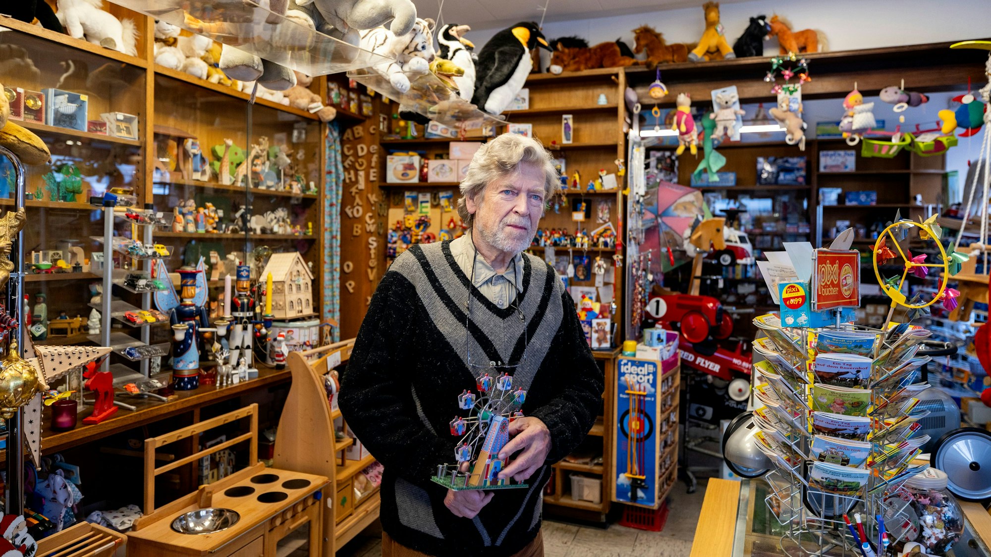 Ein Mann steht in einem Spielzeugladen.