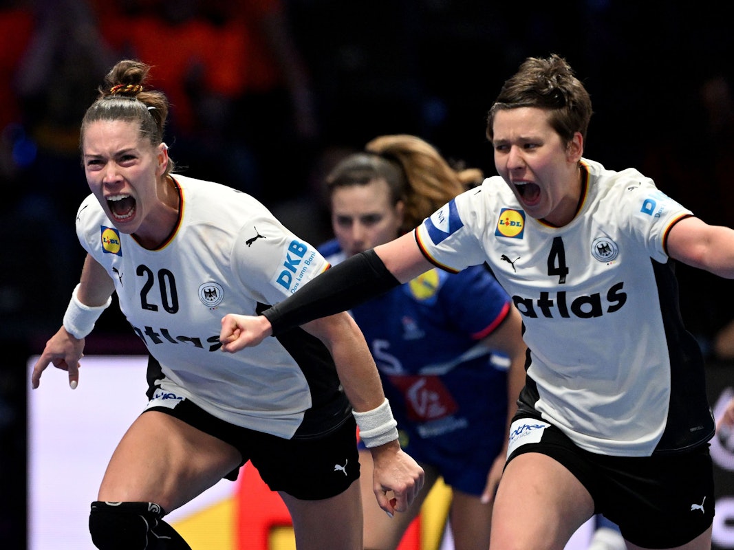 Emily Vogel (l.) und Alina Grijseels jubeln.