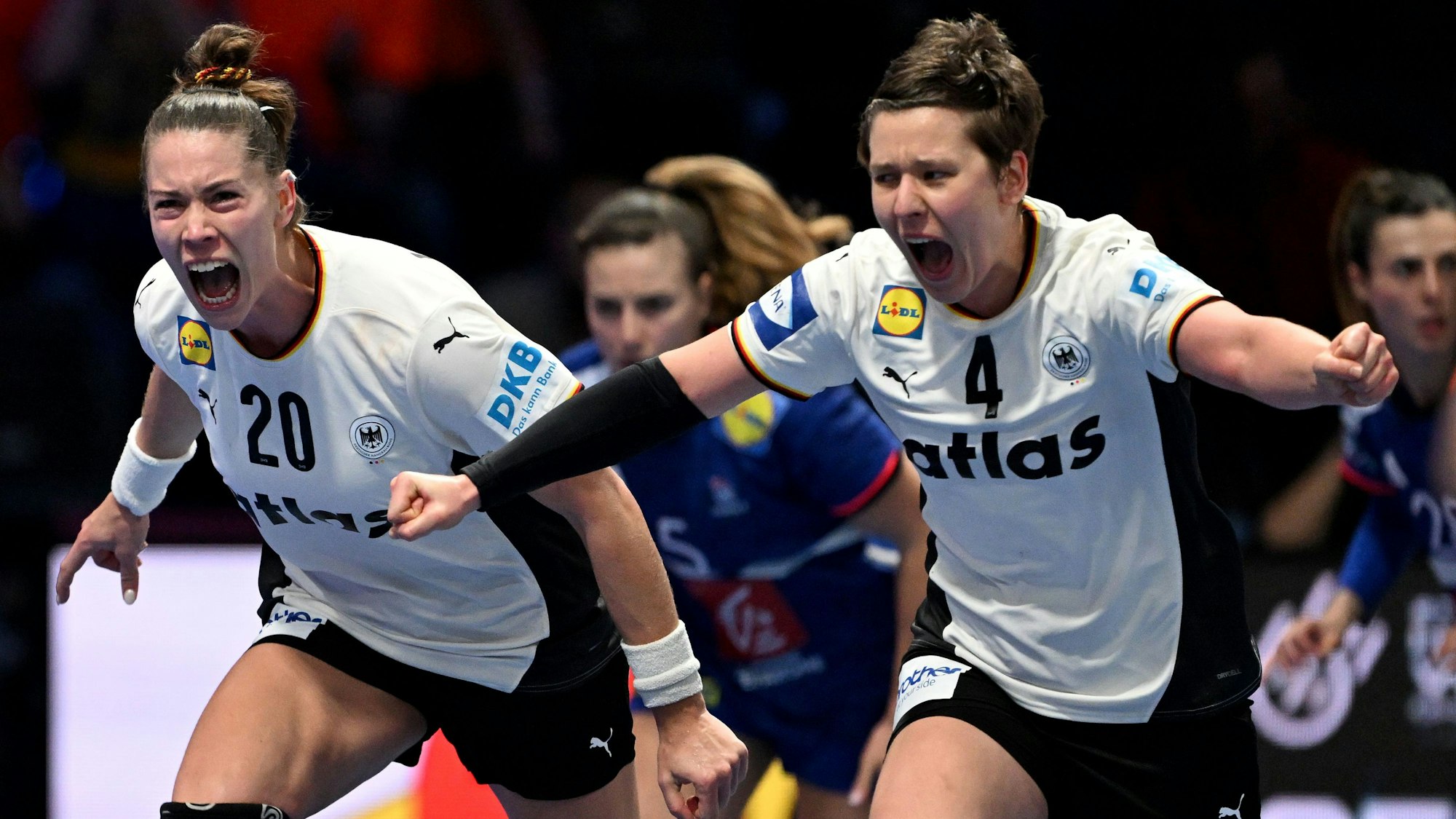 Emily Vogel (l.) und Alina Grijseels jubeln.