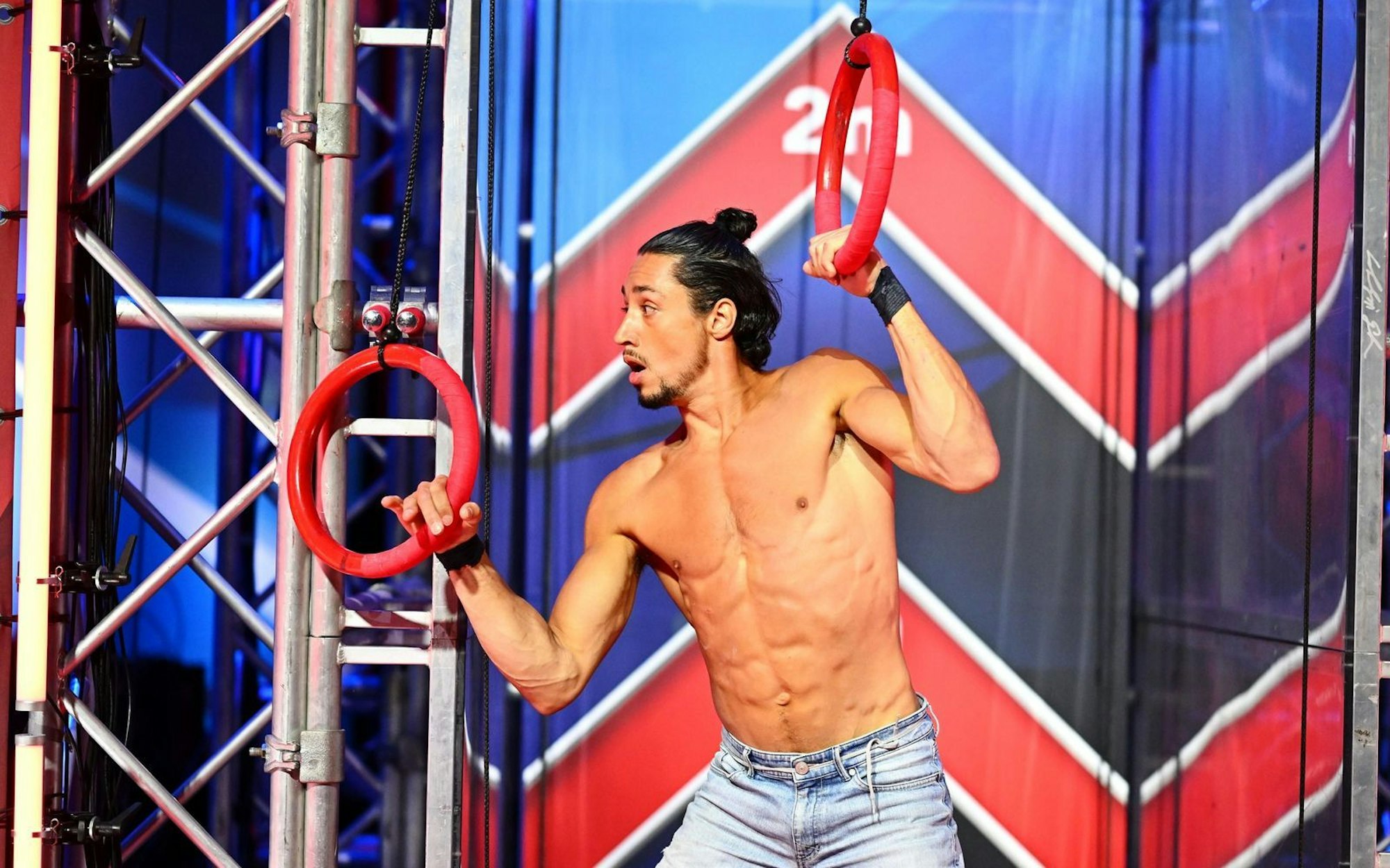 Stage 2 hatte ein mutiples Drama erzeugt: Am letzten der fünf Hindernisse, der unsichtbaren Leiter, scheiterten acht Finalisten. Auch Top-Favorit René Casselly schied aus. (Bild: RTL)