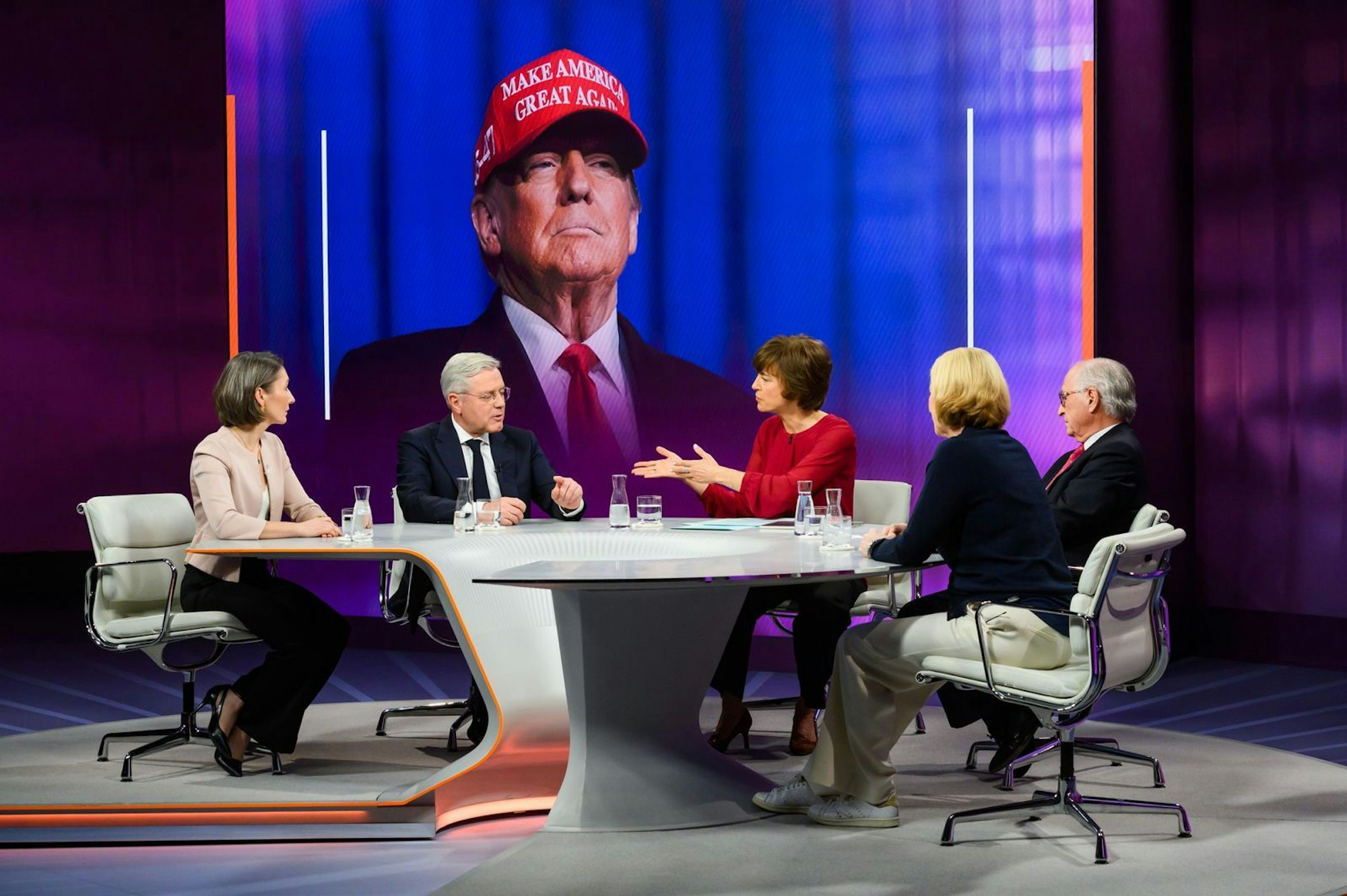 „Ich bin genauso geschockt, aber überrascht bin ich nicht“, ordnete Sicherheitsexpertin Claudia Major (links) die geleakten Papiere über die US-Strategie in Europa. „Das ganze Europa-Kapitel ist eine Mischung zwischen Herablassung, Verachtung und Feindseligkeit.“ (Bild: ZDF/Jule Roehr )