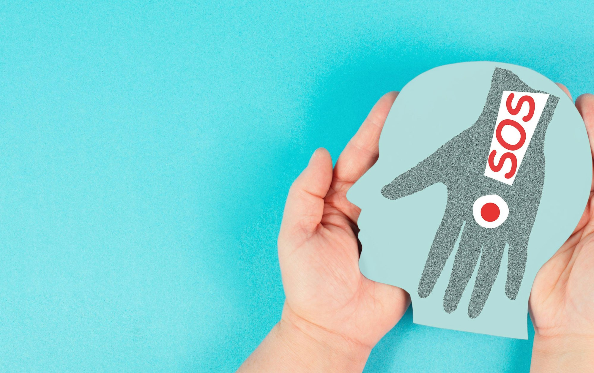 Hände halten Kopfprofil mit SOS auf Ausrufezeichen