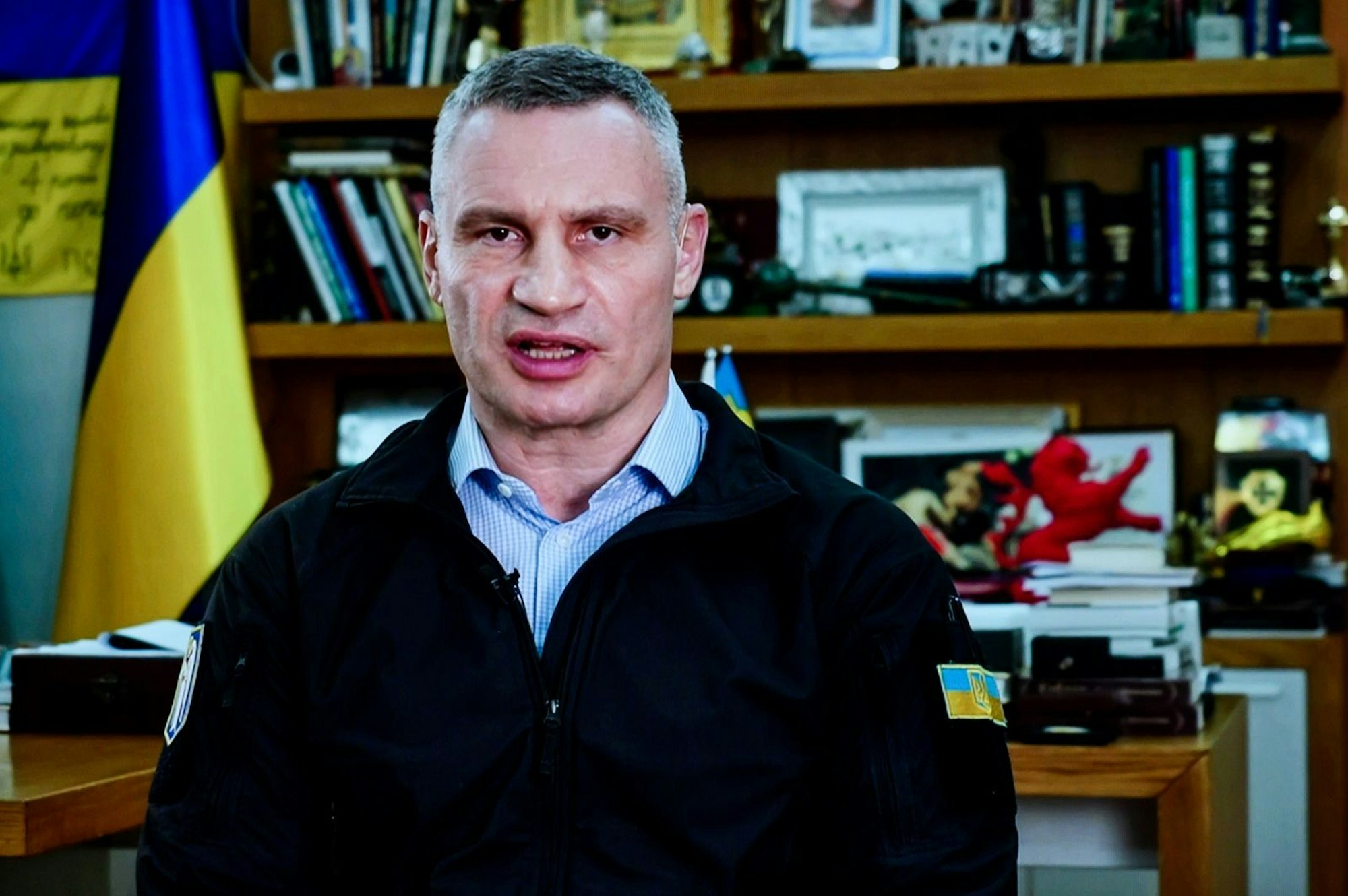 Kiews Bürgermeister Vitali Klitschko weiß um die Bedeutung des Korruptionsskandals in der Ukraine: „Das ist ein Tiefschlag für jeden Ukrainer. Das Wichtigste ist Vertrauen. Das Vertrauen unserer internationalen Partner. Das Vertrauen unseres Volkes in unsere Regierung. Solche Skandale zerstören Vertrauen.“ (Bild: ZDF/Jule Roehr )