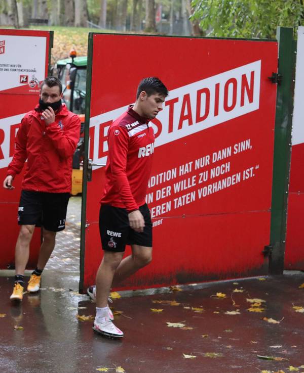 Nach einem Geheimtraining beim 1. FC Köln kommen Christian Clemens und Jorge Meré aus dem Franz-Kremer-Stadion.