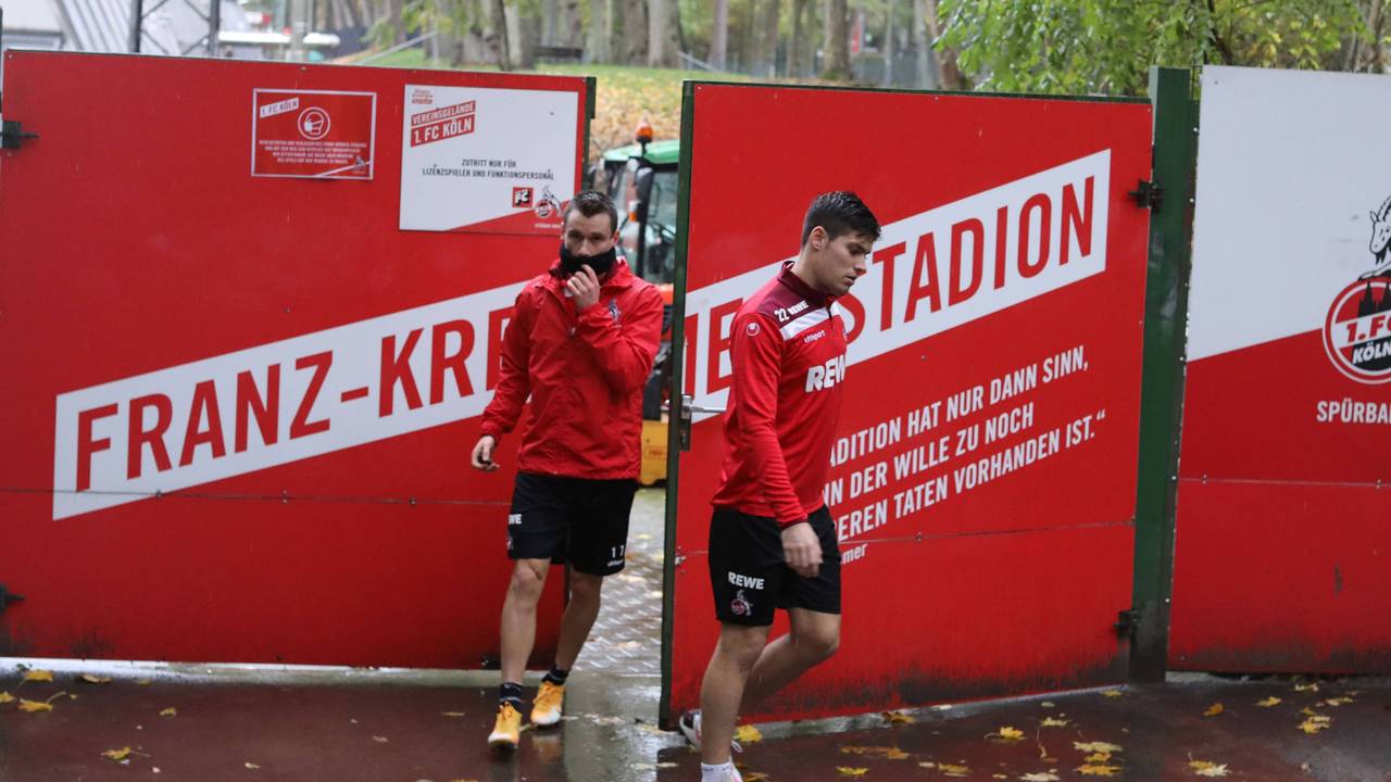 Nach einem Geheimtraining beim 1. FC Köln kommen Christian Clemens und Jorge Meré aus dem Franz-Kremer-Stadion.