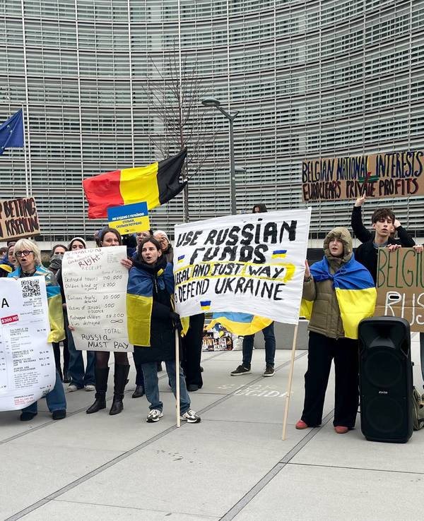 Menschen demonstrieren vor dem EU-Ratsgebäude für die Verwendung von in der EU festgesetztem russischen Geld für die Ukraine.