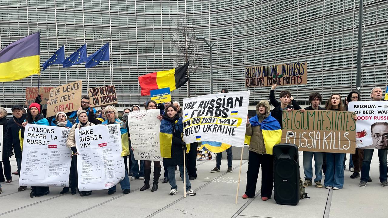 Menschen demonstrieren vor dem EU-Ratsgebäude für die Verwendung von in der EU festgesetztem russischen Geld für die Ukraine.