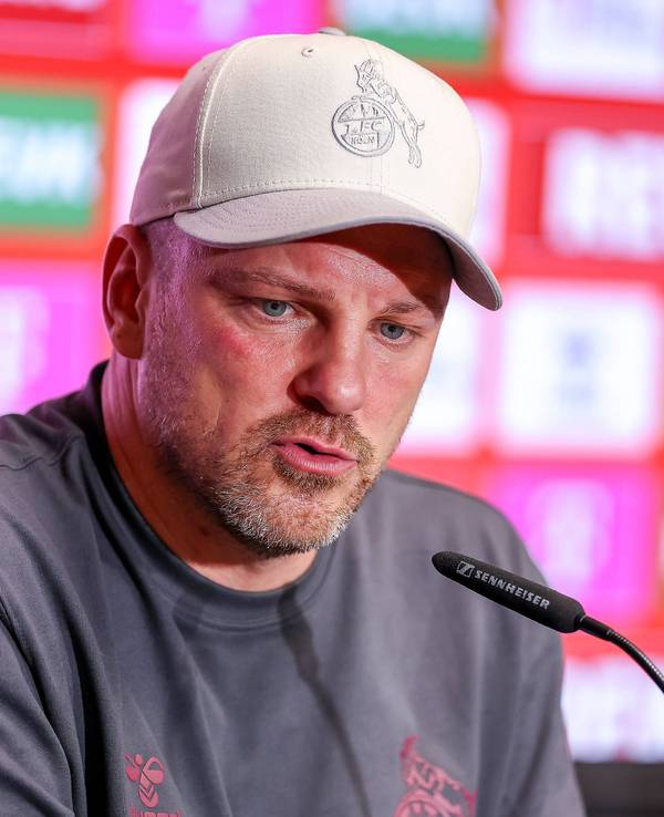 Kölns Cheftrainer Lukas Kwasniok spricht bei einer Pressekonferenz über seine Mannschaft, hier am 6. Dezember 2025.