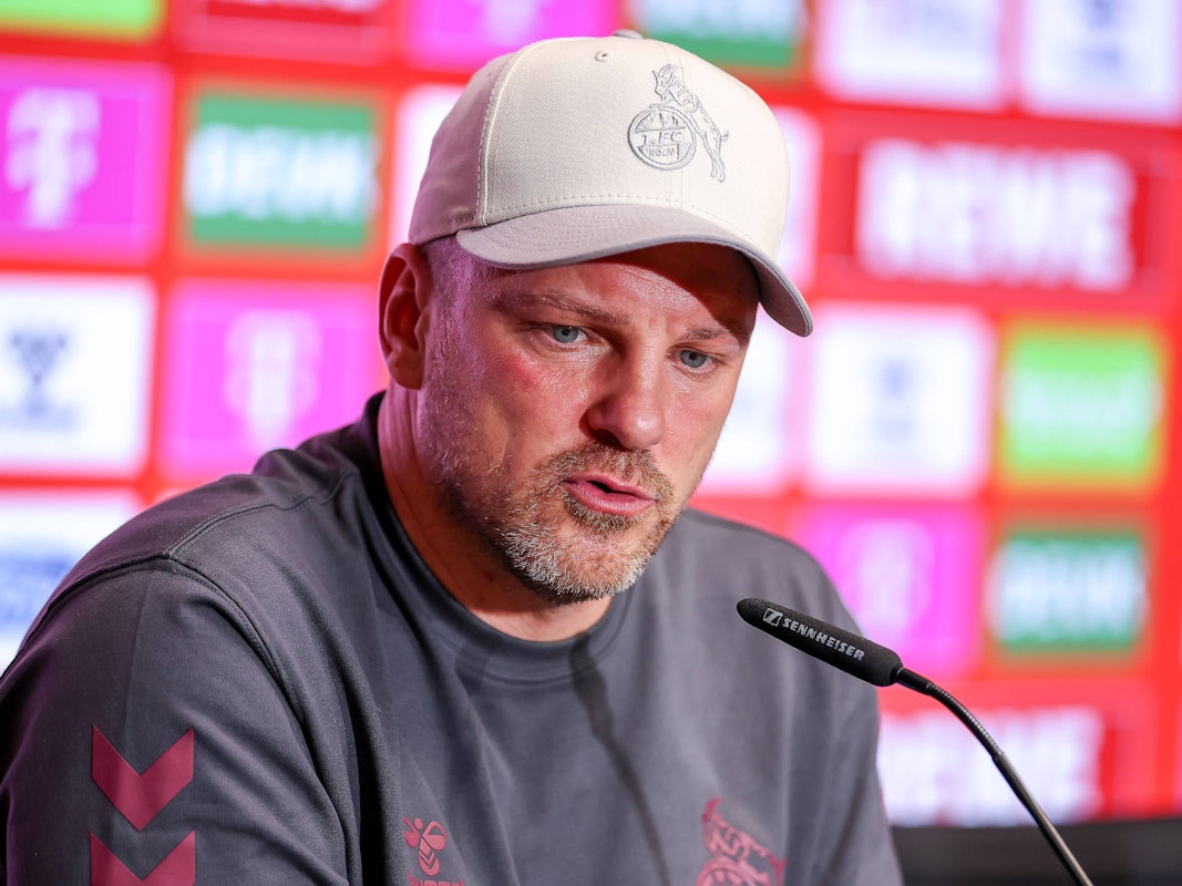 Kölns Cheftrainer Lukas Kwasniok spricht bei einer Pressekonferenz über seine Mannschaft, hier am 6. Dezember 2025.