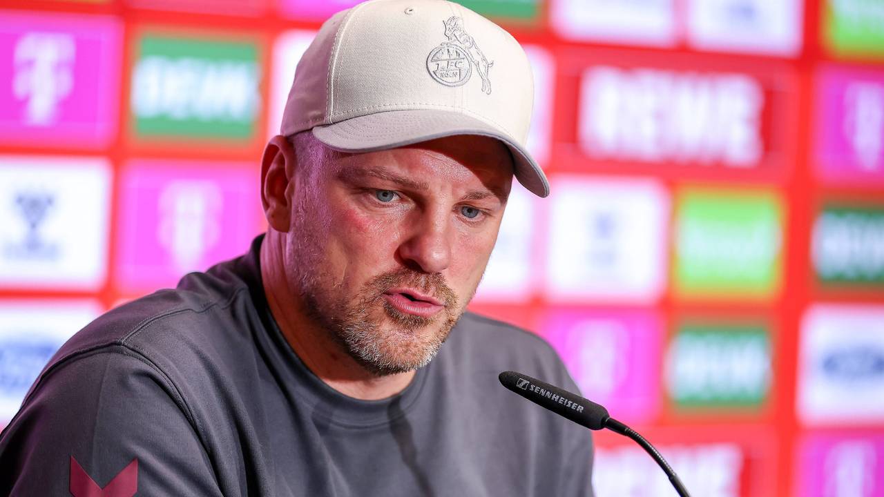 Kölns Cheftrainer Lukas Kwasniok spricht bei einer Pressekonferenz über seine Mannschaft, hier am 6. Dezember 2025.