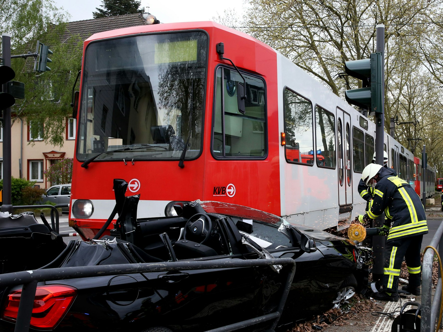 VUP
PKW und KVB
Luxemburger Str. Höhe Neunhöfer Allee.
Fahrer war eingeklemmt musste aus PKW herausgeschnitten werden. E