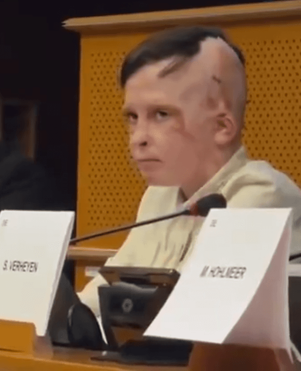 Ein ukrainischer Junge erzählt, wie er seine Mutter bei einem russischen Angriff verloren hat. Seine Dolmetscherin bricht in Tränen aus.