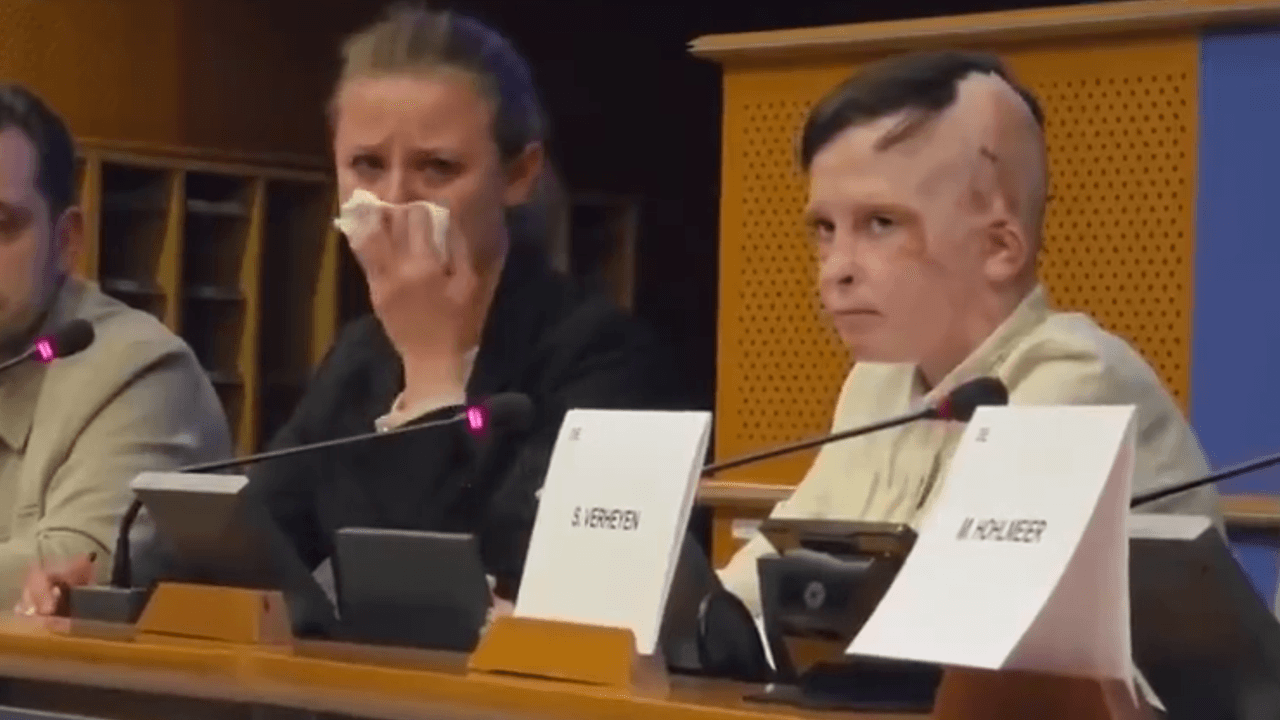 Ein ukrainischer Junge erzählt, wie er seine Mutter bei einem russischen Angriff verloren hat. Seine Dolmetscherin bricht in Tränen aus.