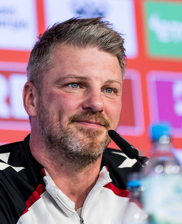 Lukas Kwasniok sitzt bei einer Pressekonferenz vor einem Mikrofon.