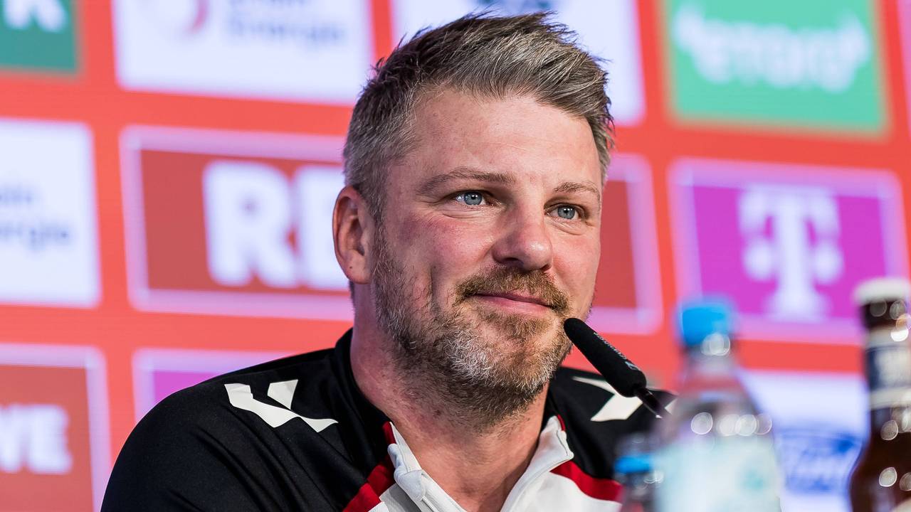 Lukas Kwasniok sitzt bei einer Pressekonferenz vor einem Mikrofon.