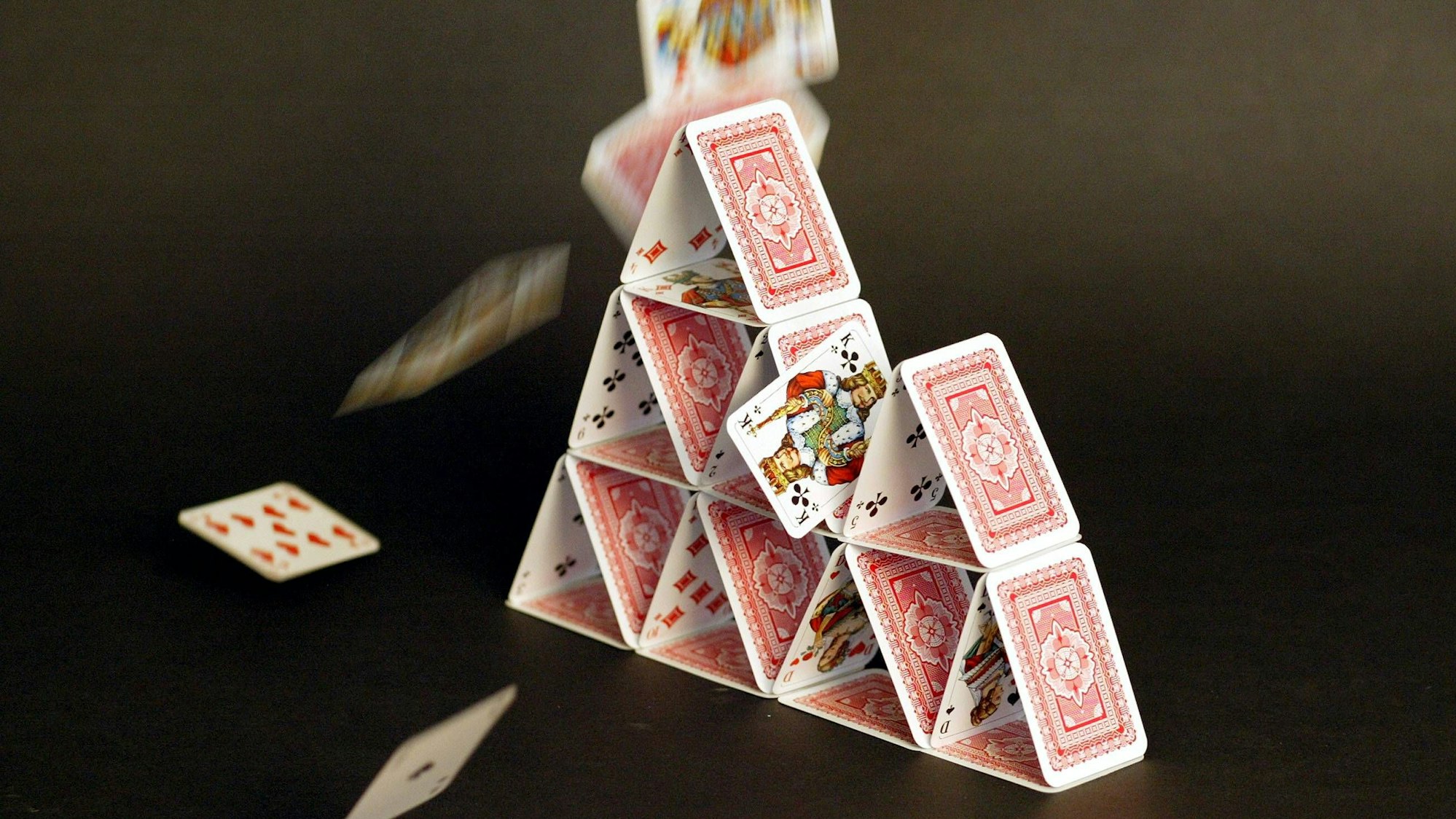 Kartenhaus fällt in sich zusammen