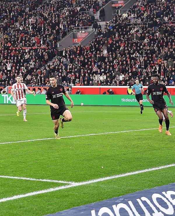 Luca Waldschmidt vergibt eine Topchance gegen Bayer.