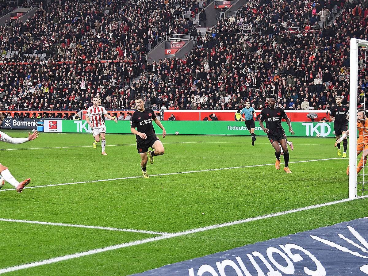Luca Waldschmidt vergibt eine Topchance gegen Bayer.