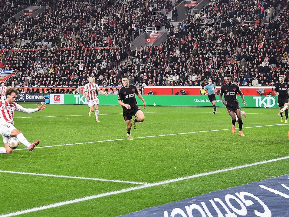 Luca Waldschmidt vergibt eine Topchance gegen Bayer.