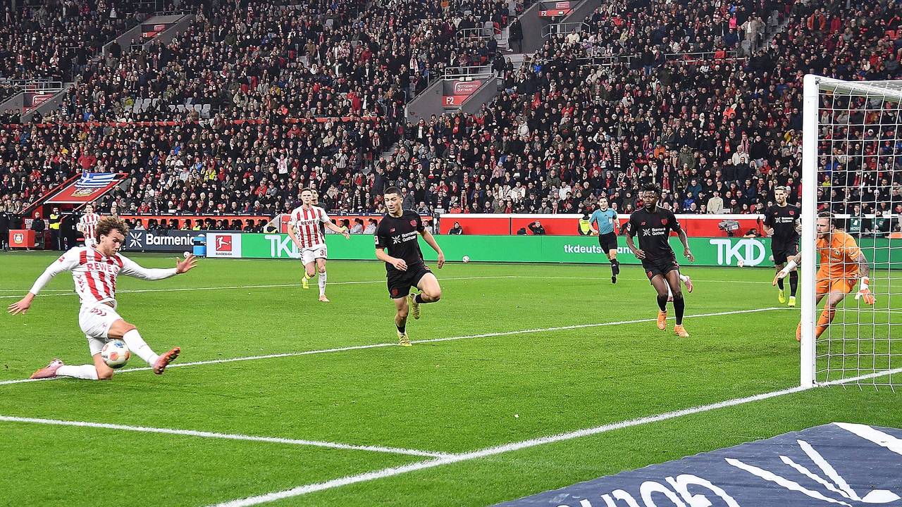 Luca Waldschmidt vergibt eine Topchance gegen Bayer.