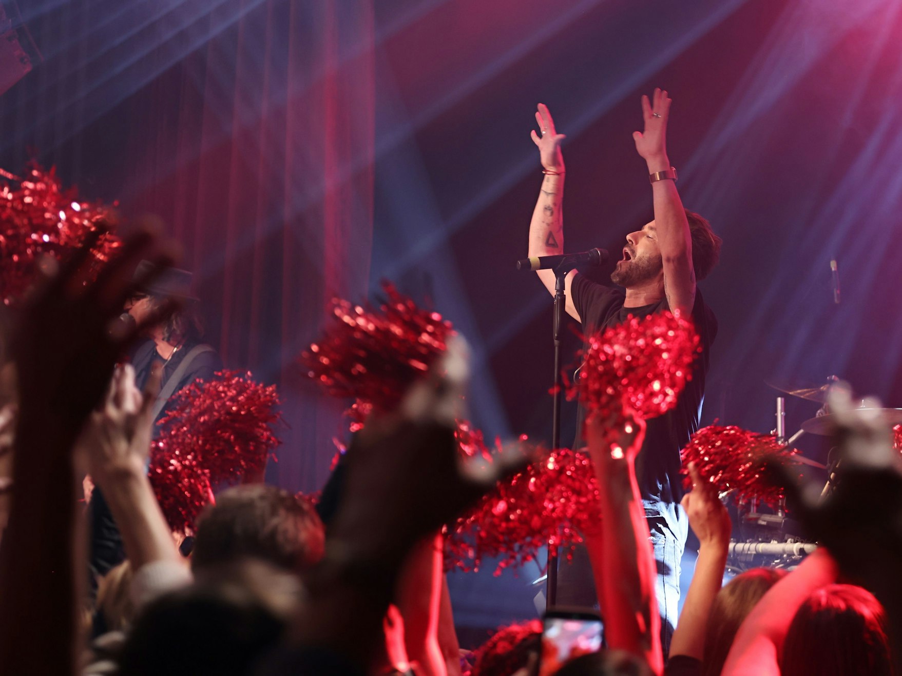 Räuber-Sänger Sven West beim Auftritt auf der Bühne.