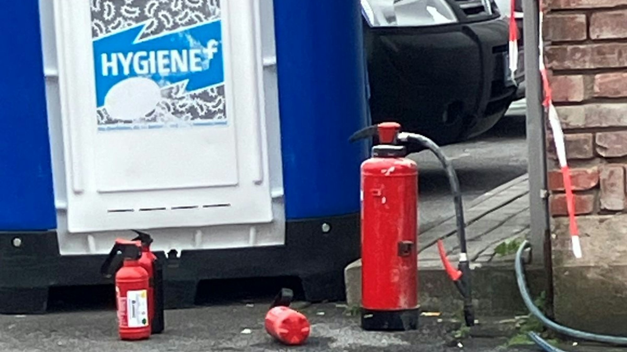 Containerbrand in Ratingen an einem Gebäude.