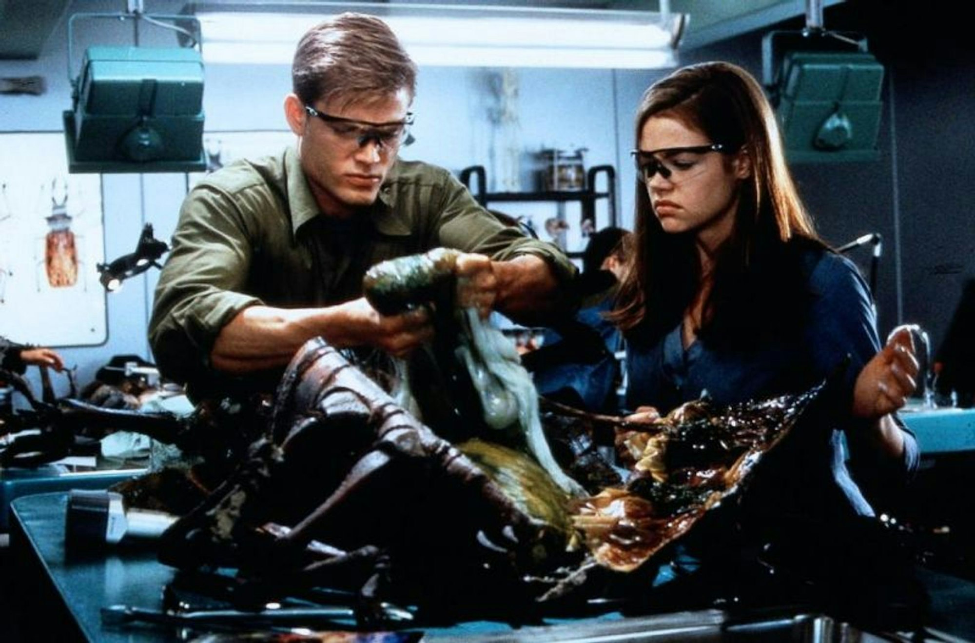 Mit Carmen Ibanez (Denise Richards) bildet Johnny (Casper Van Dien) ein hübsches Paar. (Bild: Touchstone)