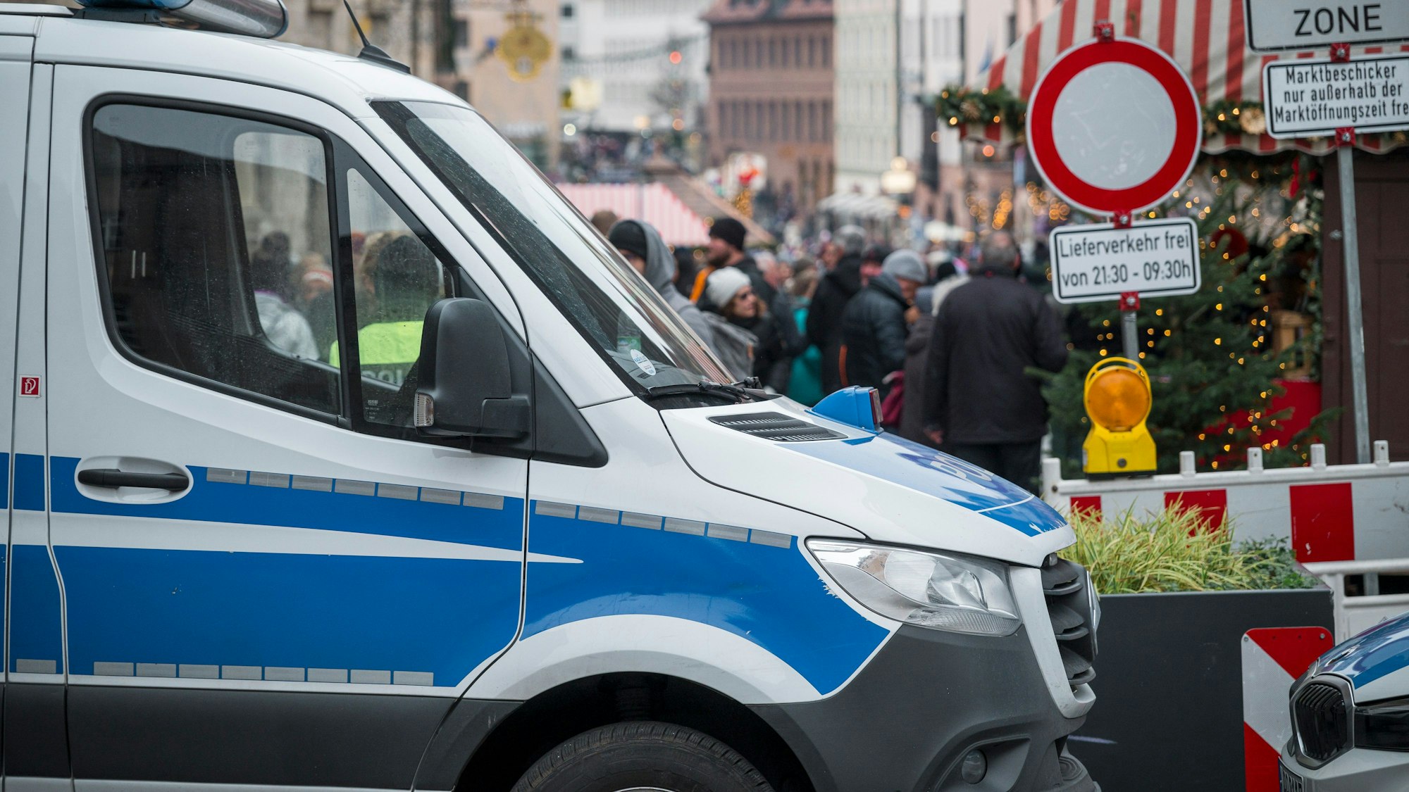 Ein Polizeifahrzeug blockiert die Zufahrt zu einem Weihnachtsmarkt (Symbolfoto).